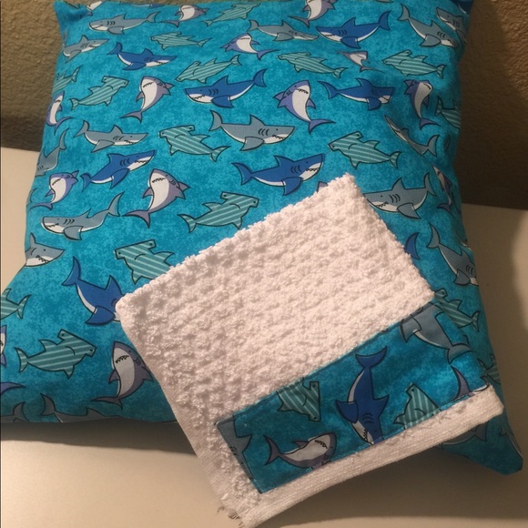 Kids shark bay pillow with matching face cloth - Picture 2 of 2